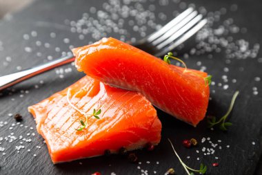 Siyah tabakta füme somon parçaları.