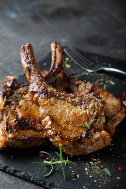 Baharatlı soslu ve otlu domuz bifteği.
