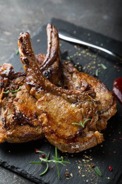 Baharatlı soslu ve otlu domuz bifteği.