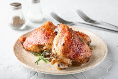 Baharatlı kızarmış tavuk butları.