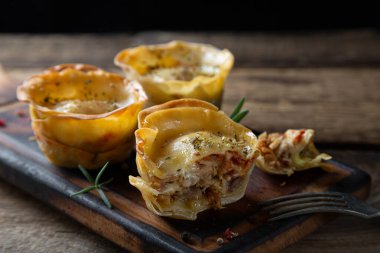 Etli ve peynirli turtalar