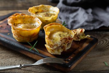 Etli ve peynirli turtalar