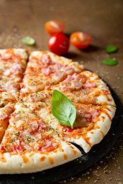 Jambonlu pizza ve taze fesleğen.