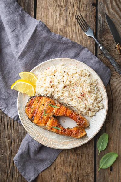 Gegrillter Lachs Mit Braunem Reis Stockbild