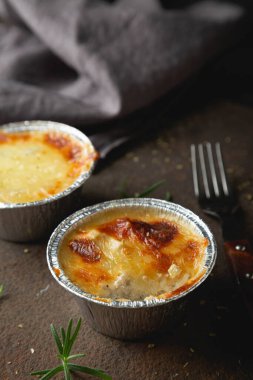 Tavuk mantarlı ve kremalı Julienne.