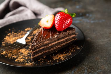 Taze çilekli çikolatalı pasta.