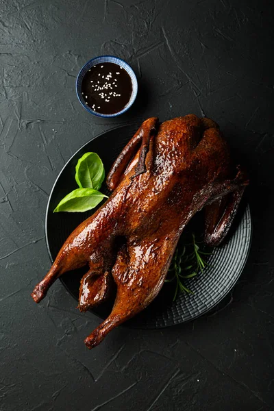 Pato Pequim Com Molho Uma Mesa Escura — Fotografia de Stock