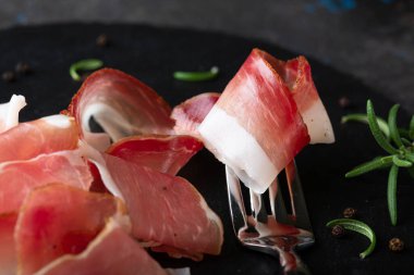 Prosciutto ya da jamon parçaları.