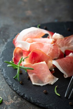 Prosciutto ya da jamon parçaları.