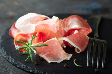 Prosciutto ya da jamon parçaları.