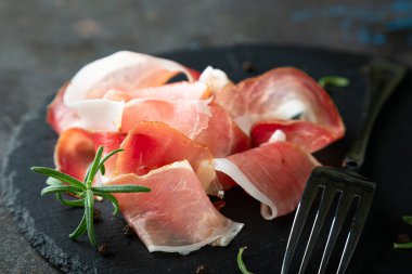 Prosciutto ya da jamon parçaları.