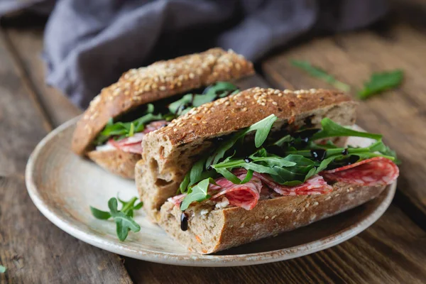 Sandwich Con Pan Integral Salami Rúcula — Foto de Stock