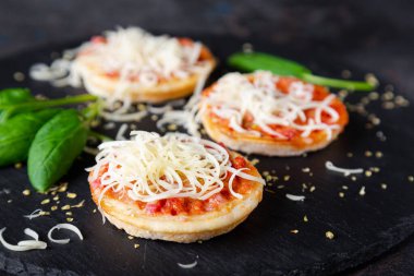 Sosisli ve peynirli mini pizzalar.