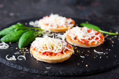Sosisli ve peynirli mini pizzalar.