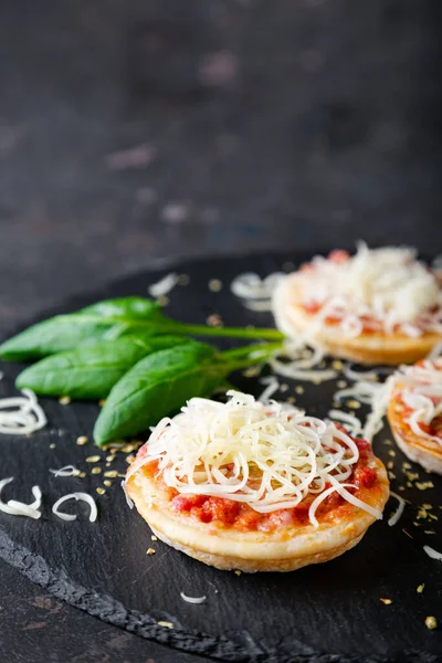 Mini Pizzas Con Salchichas Queso —  Fotos de Stock