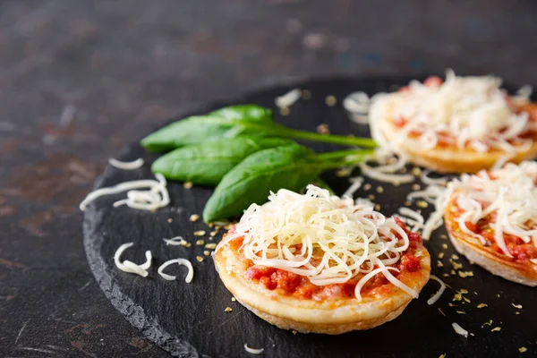 Mini Pizzas Con Salchichas Queso —  Fotos de Stock