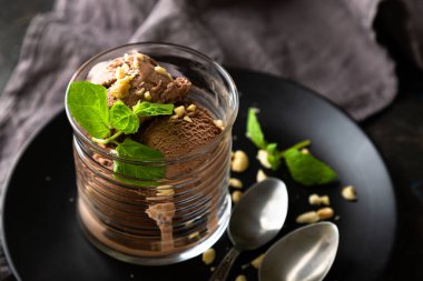 Dondurma topları kapanıyor.