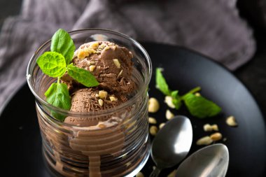 Dondurma topları kapanıyor.