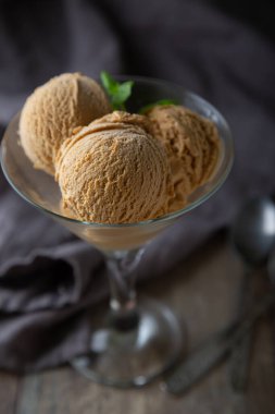 Dondurma topları kapanıyor.