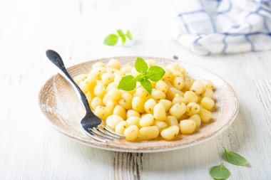 Zeytinyağı, sarımsak ve fesleğenli gnocchi.