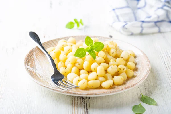Gnocchi Mit Olivenöl Knoblauch Und Basilikum — Stockfoto