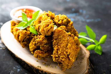 Soslu kızarmış tavuk kanadı.