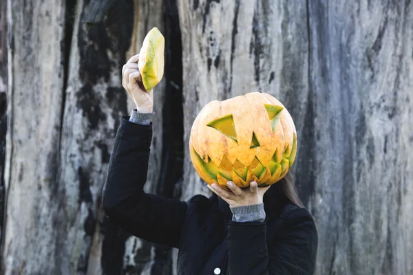 Girl with a flashlight pumpkin. Halloween — Stock Photo, Image