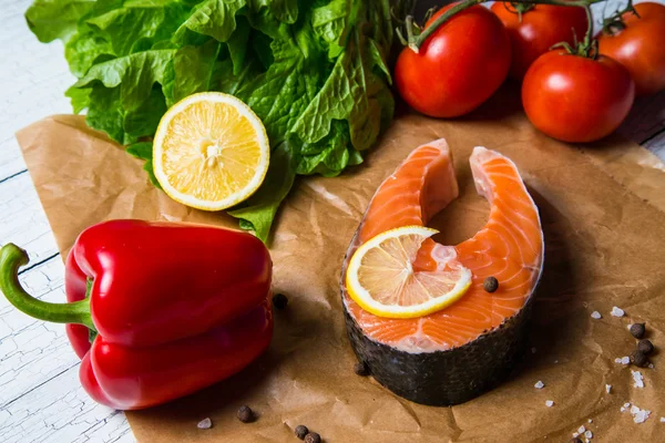 Fresh salmon steak with herbs and vegetables — Stock Photo, Image