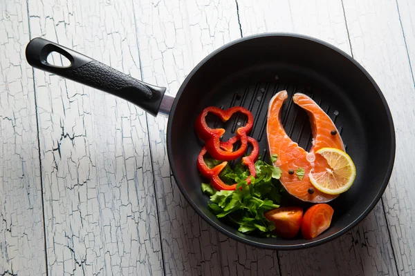 Fresh salmon steak in a pan grilled with vegetables — Stock Photo, Image