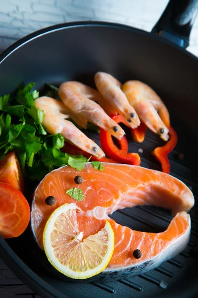 Fresh salmon steak in a pan grilled shrimp and vegetables — Stock Photo, Image