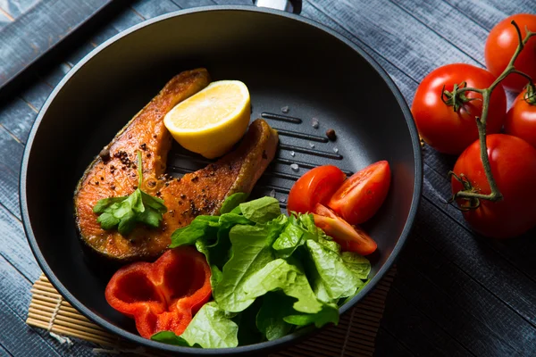 Grilled fish steak with vegetables — Stock Photo, Image