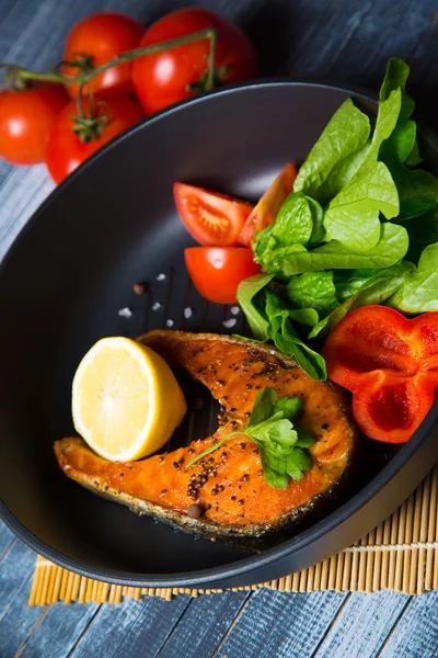 Gegrilltes Fischsteak mit Gemüse — Stockfoto