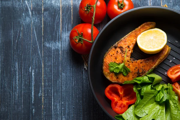 Grilled fish steak with vegetables — Stock Photo, Image