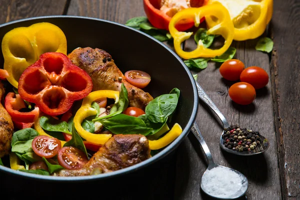 Pollo asado con verduras — Foto de Stock