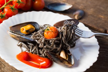 Mürekkep balığı mürekkep ve midye makarna