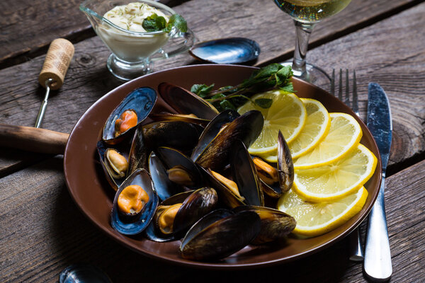Готовые мидии с лимоном и белым вином
