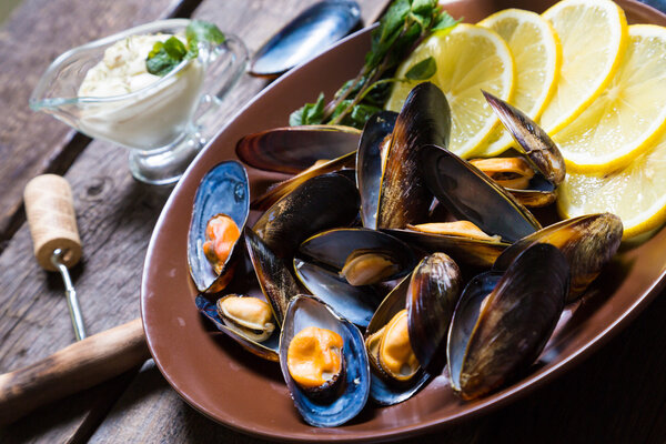 Готовые мидии с лимоном и белым вином
