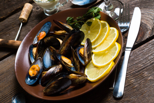 Готовые мидии с лимоном и белым вином
