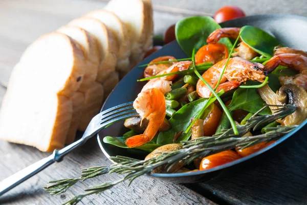 Camarão frito com legumes — Fotografia de Stock