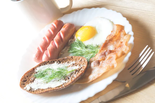 Pequeno-almoço. Bacon e ovos — Fotografia de Stock