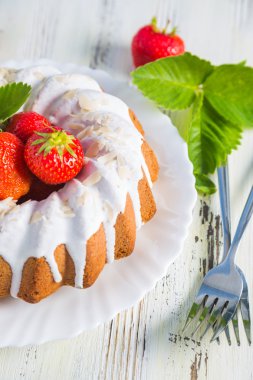 Taze çilekli kek.