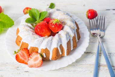 Taze çilekli kek.