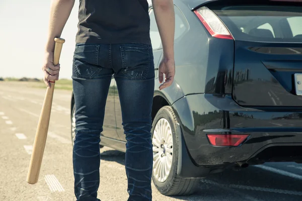 Homme avec batte de baseball sur la route avant la voiture — Photo