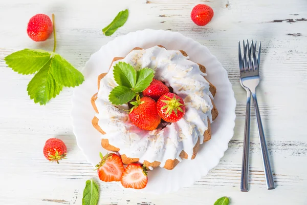 Pastel con fresas frescas — Foto de Stock