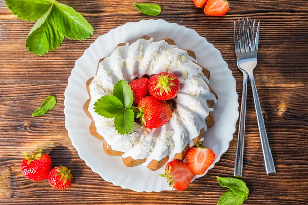 Pastel con fresas frescas — Foto de Stock