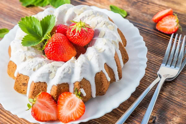Cake with fresh strawberries — Stock Photo, Image