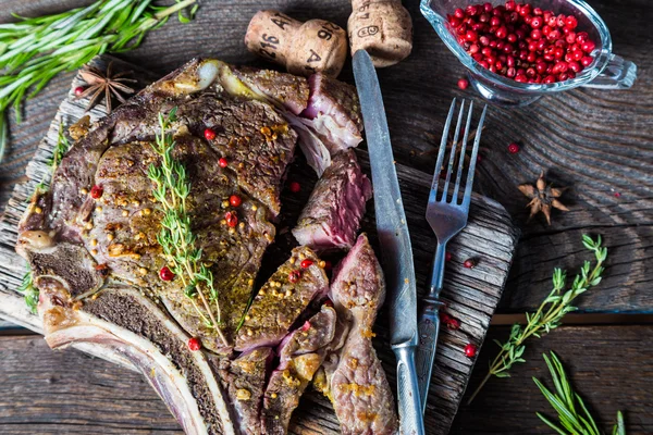 Filete de res a la parrilla en el hueso —  Fotos de Stock