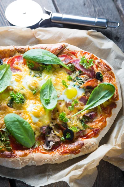 Pizza de salami casera con espinacas y huevos de codorniz —  Fotos de Stock