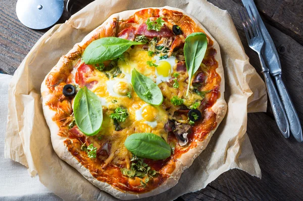 Pizza z salami domowe ze szpinakiem i przepiórcze jaja — Zdjęcie stockowe