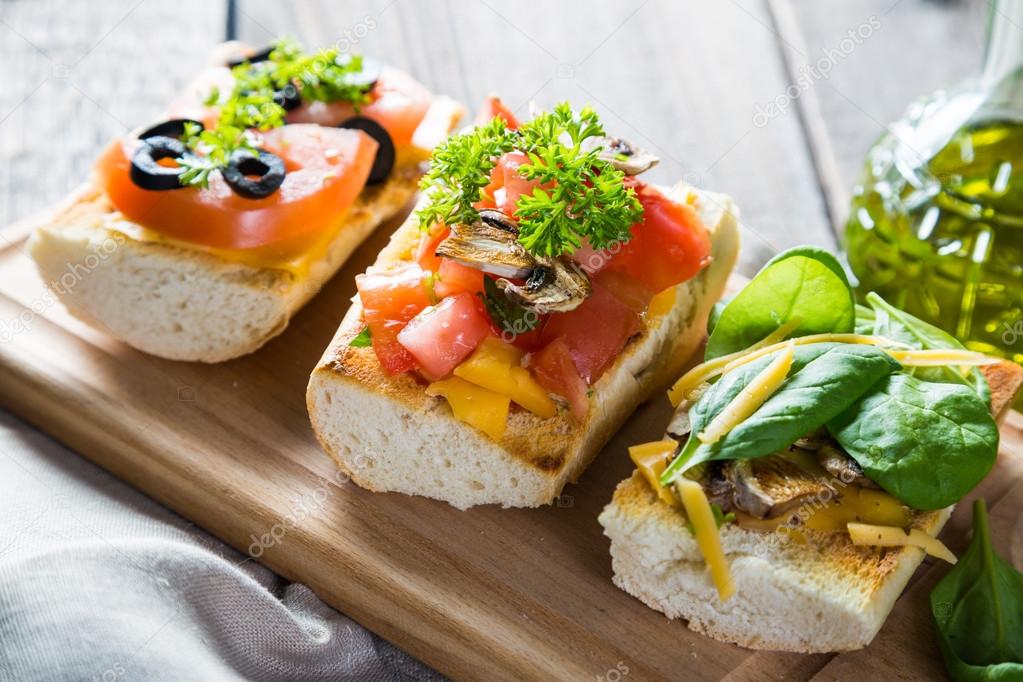 italiaanse voorgerechten, bruschetta met kaas en groenten